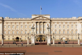 Man, 21, arrested after climbing over a gate at Buckingham Palace 